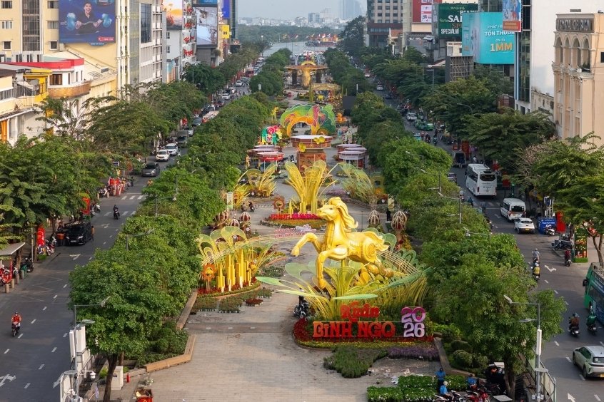 Phố đi bộ Đường hoa trải d&agrave;i tr&ecirc;n phố đi bộ Nguyễn Huệ dịp Tết Nguy&ecirc;n Đ&aacute;n B&iacute;nh Ngọ 2026Huệ