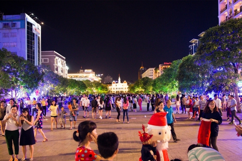 Kh&ocirc;ng kh&iacute; nhộn nhịp về đ&ecirc;m thu h&uacute;t người d&acirc;n v&agrave; du kh&aacute;ch đến Phố đi bộ Nguyễn Huệ vui chơi, giải tr&iacute;