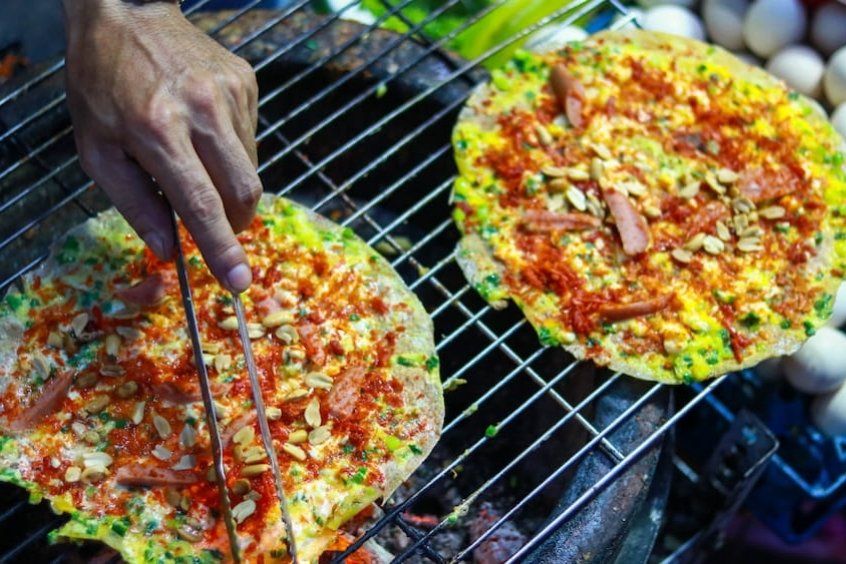 Thưởng thức b&aacute;nh tr&aacute;ng nướng v&agrave; nhiều m&oacute;n ăn vặt đường phố hấp dẫn tại phố đi bộ Nguyễn Huệ