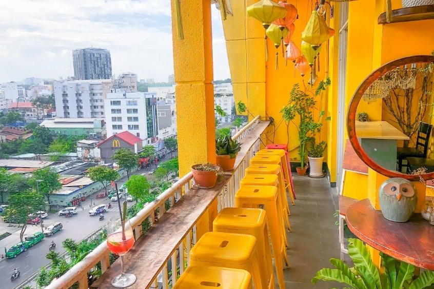 The Letter Coffee trong khu chung cư cũ 42 Nguyễn Huệ, c&oacute; tầm nh&igrave;n bao qu&aacute;t xuống phố đi bộ Nguyễn Huệ