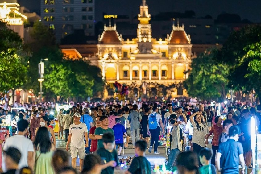 Lưu &yacute; giữ g&igrave;n tư trang khi đến phố đi bộ v&agrave;o buổi tối do mật độ người qua lại rất cao