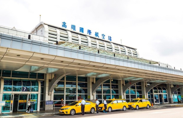 Mặt tiền S&acirc;n bay Quốc tế Cao H&ugrave;ng KHH Đ&agrave;i Loan với taxi đ&oacute;n kh&aacute;ch