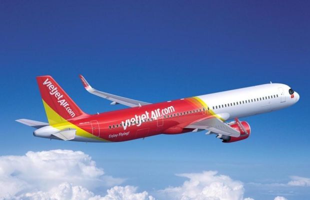 m&aacute;y bay Vietjet Air bay tr&ecirc;n bầu trời xanh