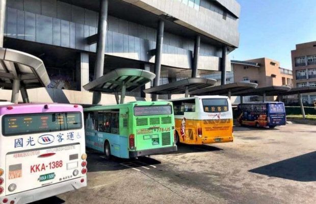 H&igrave;nh ảnh xe bu&yacute;t m&agrave;u sắc đa dạng đậu tại bến s&acirc;n bay quốc tế Đ&agrave;i Trung RMQ