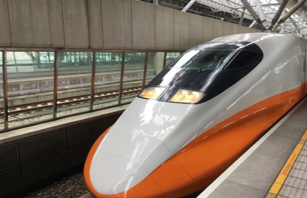 t&agrave;u cao tốc HSR m&agrave;u trắng cam dừng tại ga Đ&agrave;i Trung