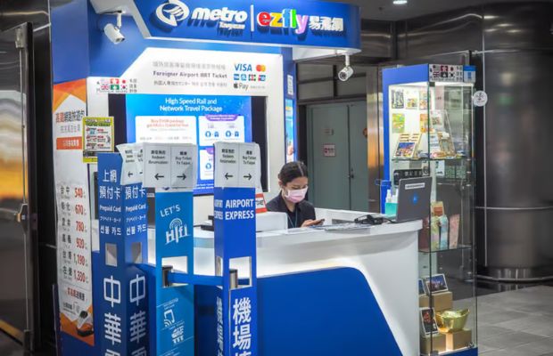 Quầy b&aacute;n thẻ EasyCard v&agrave; sim du lịch trong nh&agrave; ga s&acirc;n bay quốc tế Đ&agrave;i Trung RMQ.