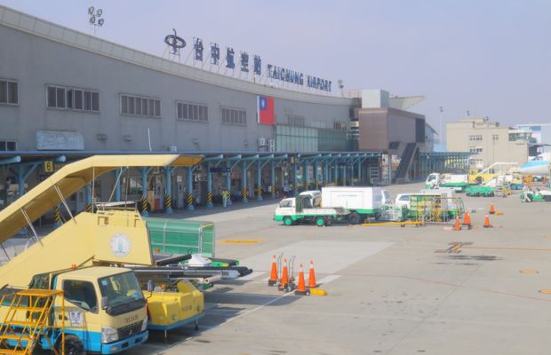 khu vực s&acirc;n đỗ v&agrave; m&aacute;y bay từ g&oacute;c nh&igrave;n s&acirc;n bay Đ&agrave;i Trung RMQ