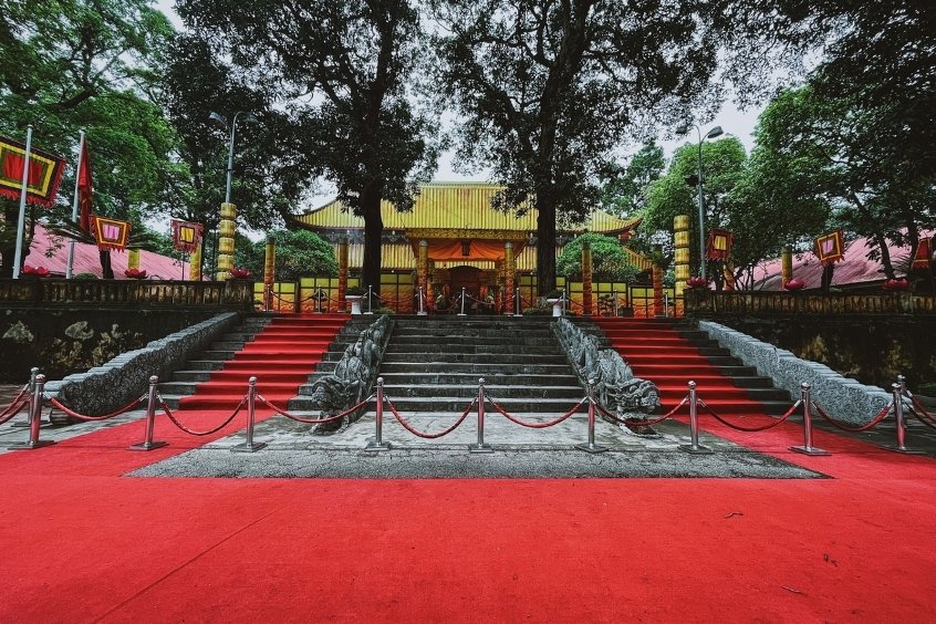 Điện K&iacute;nh Thi&ecirc;n nằm trong trung t&acirc;m th&agrave;nh Thăng Long, hai b&ecirc;n thềm&nbsp;c&oacute; chạm khắc rồng đ&aacute; thời L&ecirc; sơ (thế kỷ XV)