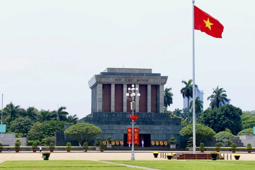 Lăng Chủ tịch Hồ Ch&iacute; Minh &ndash; địa điểm tham quan &yacute; nghĩa nằm gần khu di t&iacute;ch Ho&agrave;ng th&agrave;nh