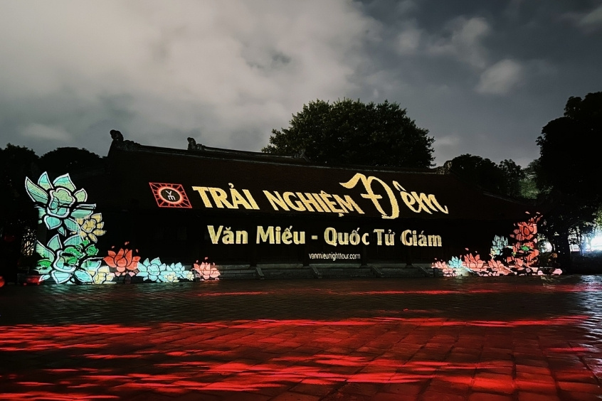 Vietnam Booking review tour đêm Văn Miếu – Nơi ánh sáng đánh thức “Tinh hoa đạo học”