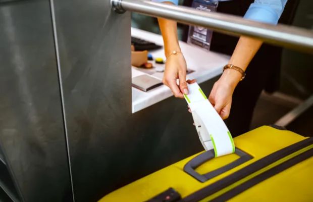 Nh&atilde;n d&aacute;n h&agrave;nh l&yacute; k&yacute; gửi tại quầy check-in