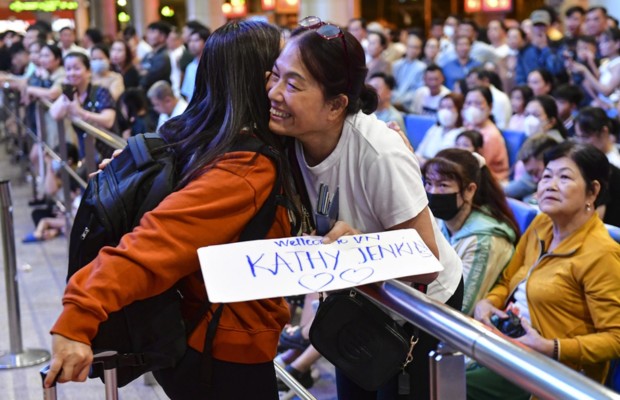 Sum họp gia đ&igrave;nh tại s&acirc;n bay Việt Nam đ&oacute;n người th&acirc;n từ Iran