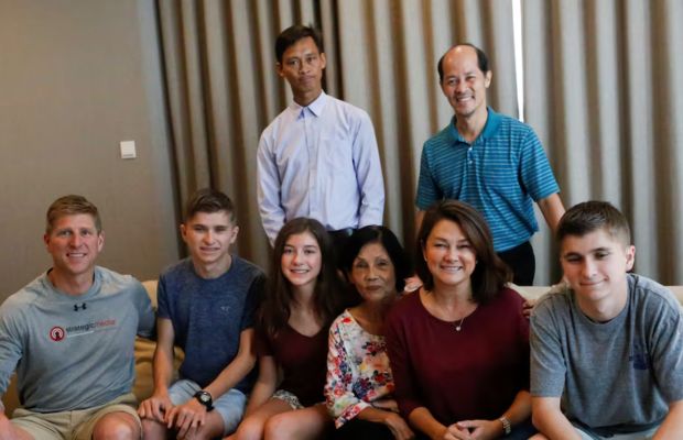 Gia đ&igrave;nh Việt Nam sum họp ấm &aacute;p sau chuyến bay quốc tế