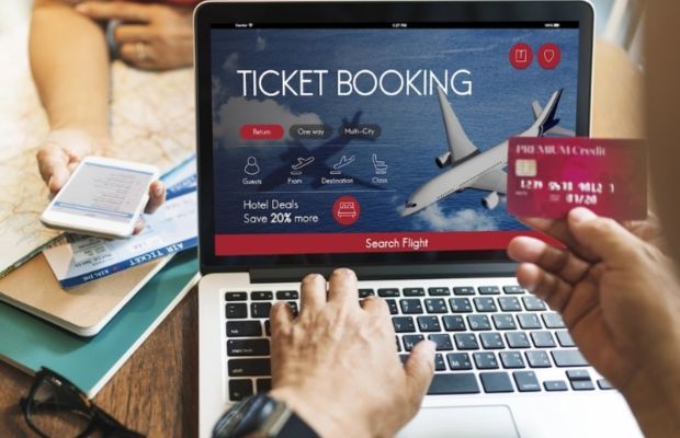 Đặt v&eacute; m&aacute;y bay quốc tế trực tuyến tr&ecirc;n laptop