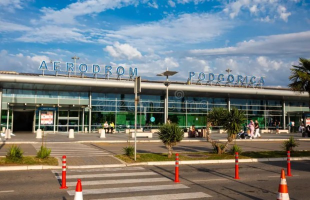 Nh&agrave; ga s&acirc;n bay quốc tế Podgorica (TGD) Montenegro với bảng hiệu r&otilde; r&agrave;ng
