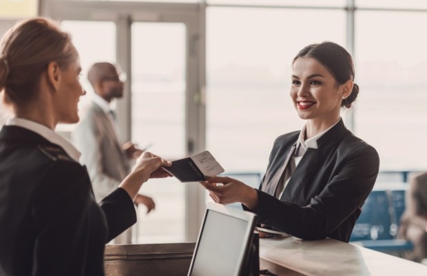 Khoang hạng phổ th&ocirc;ng Turkish Airlines với h&agrave;nh kh&aacute;ch đang thư gi&atilde;n tr&ecirc;n chuyến bay d&agrave;i