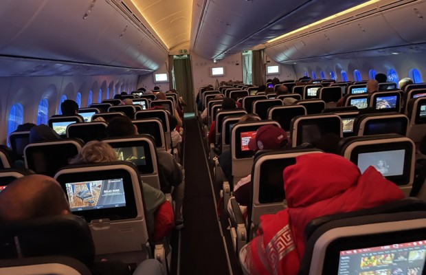 Khoang hạng phổ th&ocirc;ng Turkish Airlines với h&agrave;nh kh&aacute;ch đang thư gi&atilde;n tr&ecirc;n chuyến bay d&agrave;i.