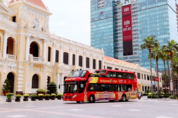 C&aacute;c lộ tr&igrave;nh ri&ecirc;ng của xe bu&yacute;t 2 tầng gi&uacute;p du kh&aacute;ch dễ d&agrave;ng kh&aacute;m ph&aacute; th&agrave;nh phố mang t&ecirc;n B&aacute;c