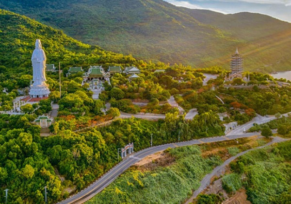 Ch&ugrave;a Linh Ứng v&agrave; biển Mỹ Kh&ecirc; Đ&agrave; Nẵng