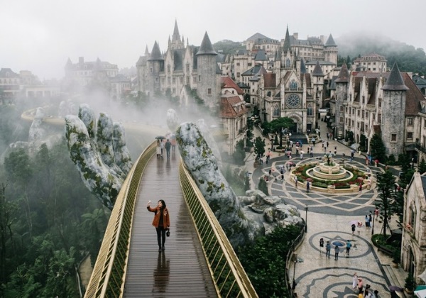 Cầu V&agrave;ng v&agrave; L&agrave;ng Ph&aacute;p tại B&agrave; N&agrave; Hills