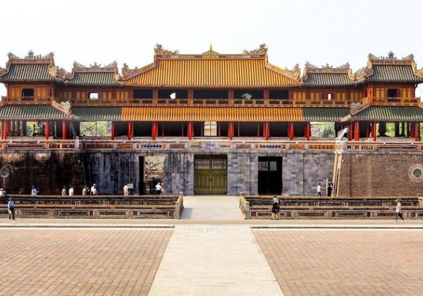 Tham quan Cố đ&ocirc; Huế hoặc khu du lịch sinh th&aacute;i Cổng Trời Đ&ocirc;ng Giang