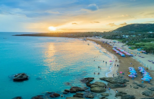 Kenting với nước biển xanh trong v&agrave; b&atilde;i c&aacute;t trắng