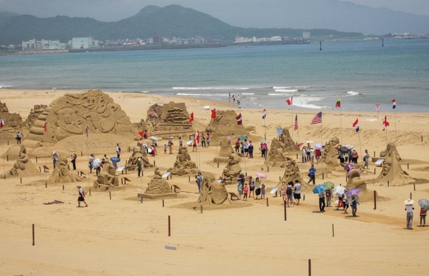 B&atilde;i biển Fulong với c&aacute;t v&agrave;ng đặc trưng