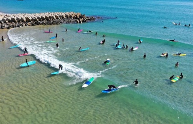 Jinshan &ndash; điểm lướt s&oacute;ng quen thuộc của giới trẻ Đ&agrave;i Loan