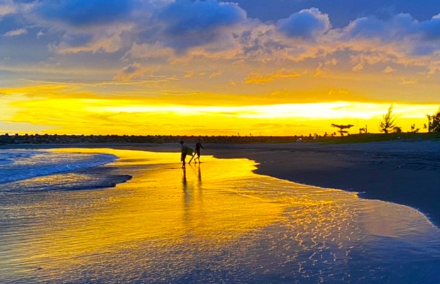 B&atilde;i biển Anping y&ecirc;n b&igrave;nh v&agrave;o l&uacute;c ho&agrave;ng h&ocirc;n