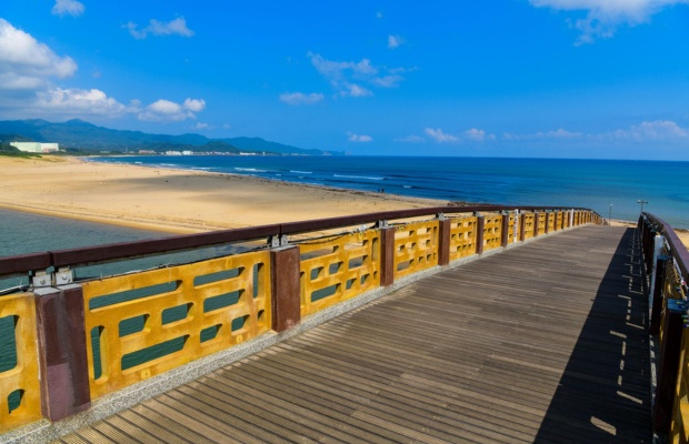 Kh&ocirc;ng kh&iacute; nhộn nhịp tại b&atilde;i biển Fulong m&ugrave;a h&egrave;