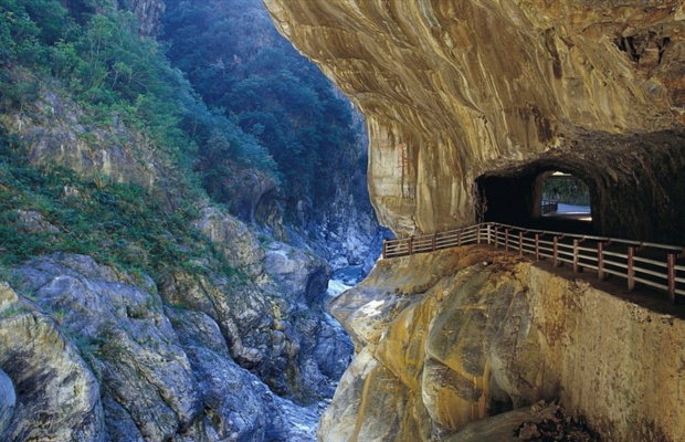 Hẻm n&uacute;i Taroko h&ugrave;ng vĩ