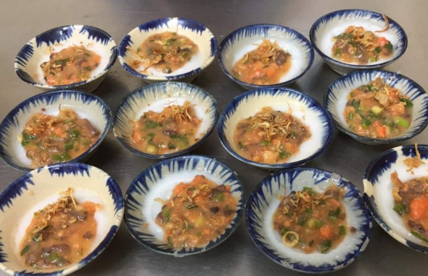 Những xửng b&aacute;nh n&oacute;ng hổi tại b&aacute;nh b&egrave;o B&eacute; Loan Đ&agrave; Nẵng.

