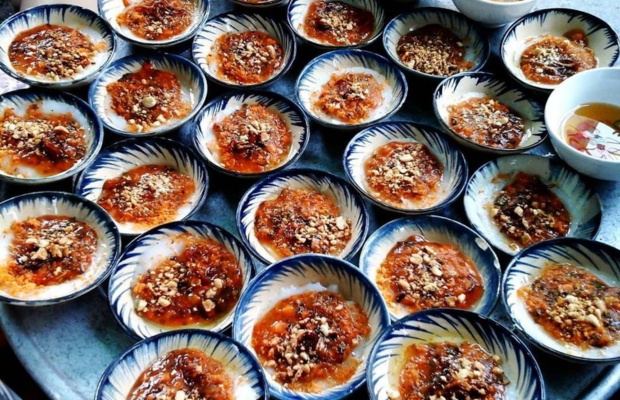 Cận cảnh khay b&aacute;nh b&egrave;o nh&acirc;n ướt m&agrave;u cam gạch đầy l&ocirc;i cuốn&nbsp;

