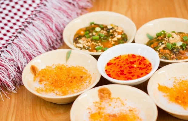 Vẻ đẹp giản dị của đĩa b&aacute;nh b&egrave;o trắng ngần, đượm m&ugrave;i gạo mới

