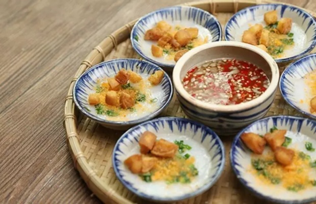 Sự h&ograve;a quyện ho&agrave;n hảo giữa t&ocirc;m chấy mịn v&agrave; t&oacute;p mỡ gi&ograve;n rụm tr&ecirc;n từng ch&eacute;n b&aacute;nh

