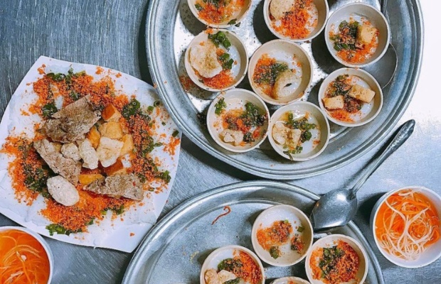 M&acirc;m b&aacute;nh b&egrave;o nậm lọc Đ&agrave; Nẵng đầy đặn với những l&aacute; g&oacute;i xanh mướt, đẹp mắt

