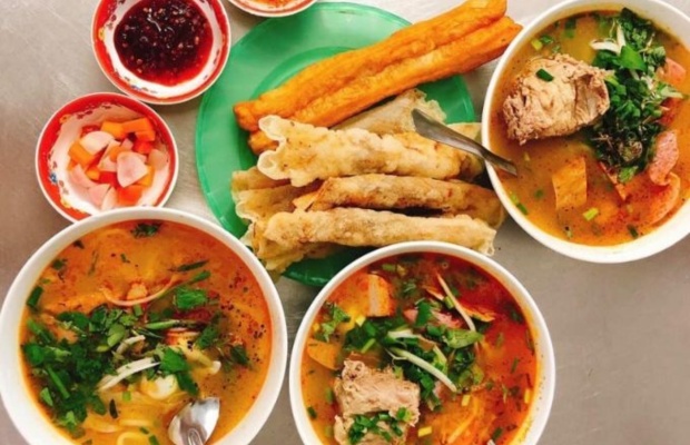 Thưởng thức đặc sản tại c&aacute;c qu&aacute;n b&aacute;nh canh ruộng Đ&agrave; Nẵng thơm ngon nức tiếng.