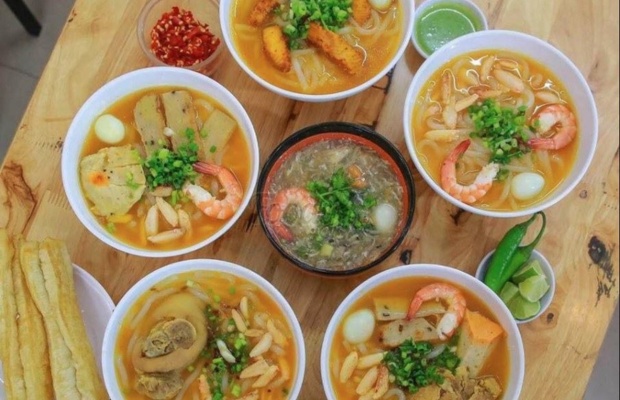 Cận cảnh t&ocirc; b&aacute;nh canh tại qu&aacute;n b&aacute;nh canh ruộng Phương Đ&agrave; Nẵng nức tiếng.

