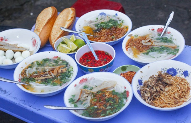 Thưởng thức đặc sản tại địa chỉ b&aacute;nh canh ruộng Đ&agrave; Nẵng C&ocirc; Thu với ram gi&ograve;n.

