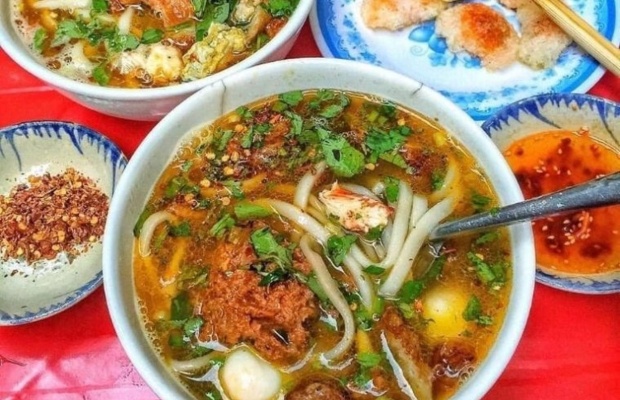 Kh&ocirc;ng gian b&igrave;nh d&acirc;n tại qu&aacute;n b&aacute;nh canh ruộng ở Đ&agrave; Nẵng tr&ecirc;n đường H&agrave; Thị Th&acirc;n.

