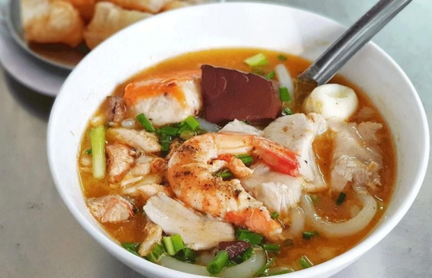 Địa điểm ăn đ&ecirc;m cực chill tại qu&aacute;n b&aacute;nh canh ruộng Đ&agrave; Nẵng ven s&ocirc;ng.

