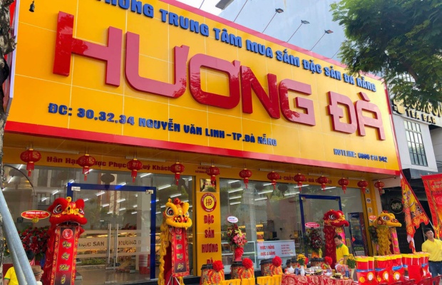 Cửa h&agrave;ng Đặc sản Hương Đ&agrave; c&oacute; kh&ocirc;ng gian rộng r&atilde;i với nhiều đặc sản Đ&agrave; Nẵng