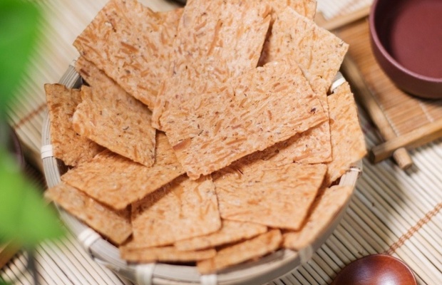 Cận cảnh b&aacute;nh dừa nướng gi&ograve;n rụm, v&agrave;ng đẹp