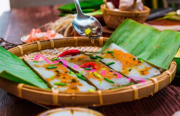 Khay b&aacute;nh b&egrave;o nậm lọc Đ&agrave; Nẵng thập cẩm đẹp mắt tại qu&aacute;n Nhung