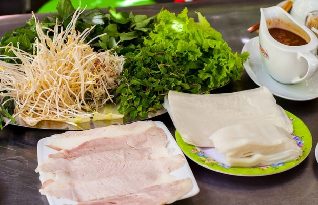 Qu&aacute;n b&aacute;nh tr&aacute;ng cuốn thịt heo Qu&ecirc; Nh&agrave;
