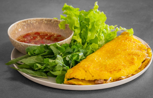 B&aacute;nh x&egrave;o gi&ograve;n rụm chấm c&ugrave;ng nước sốt đặc trưng