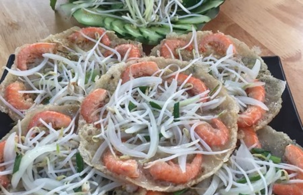 Đĩa b&aacute;nh x&egrave;o t&ocirc;m nhảy ngon ở Đ&agrave; Nẵng ăn k&egrave;m rau sống v&agrave; b&aacute;nh tr&aacute;ng
