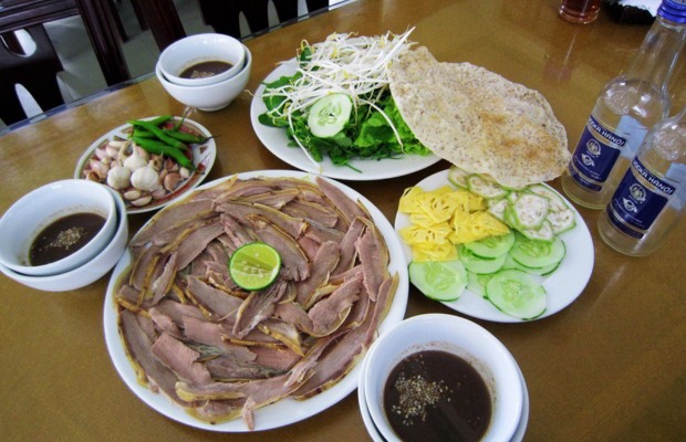 Ăn b&ecirc; thui Cầu Mống ngon tại quận Sơn Tr&agrave; Đ&agrave; Nẵng