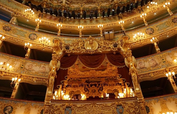 &Aacute;nh đ&egrave;n ch&ugrave;m pha l&ecirc; kết hợp với lớp mạ v&agrave;ng tr&ecirc;n từng g&oacute;c tường tạo n&ecirc;n sự sang trọng