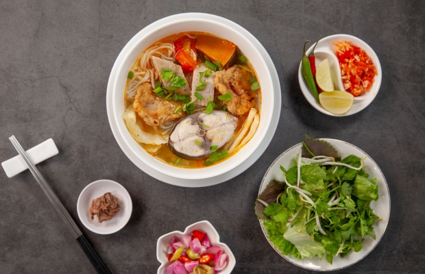 T&ocirc; b&uacute;n chả c&aacute; n&oacute;ng hổi với nước d&ugrave;ng thanh ngọt, đậm vị biển miền Trung.